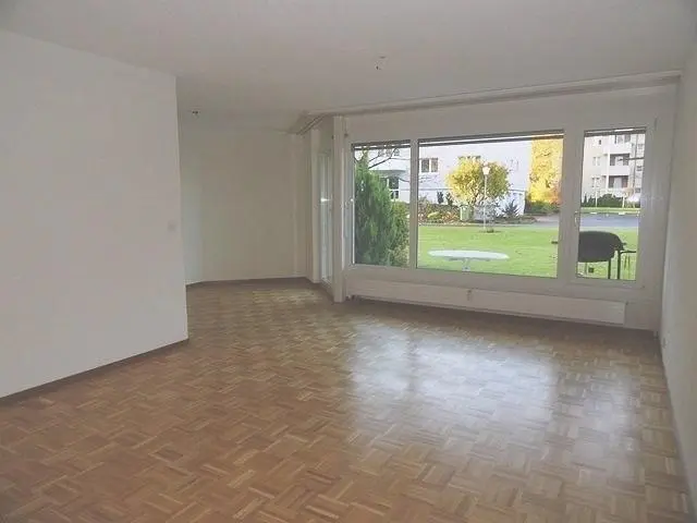 Kuchyňa; kuchynské spotrebiče, drevená podlaha, prirodzené svetlo, moderný štýl