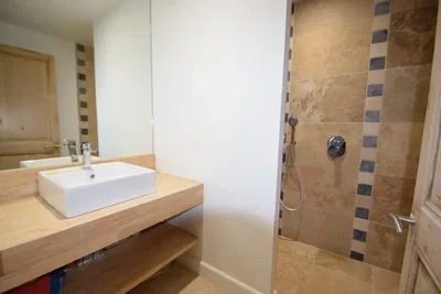 Cuisine; électroménager, parquet, lumière naturelle, style moderne