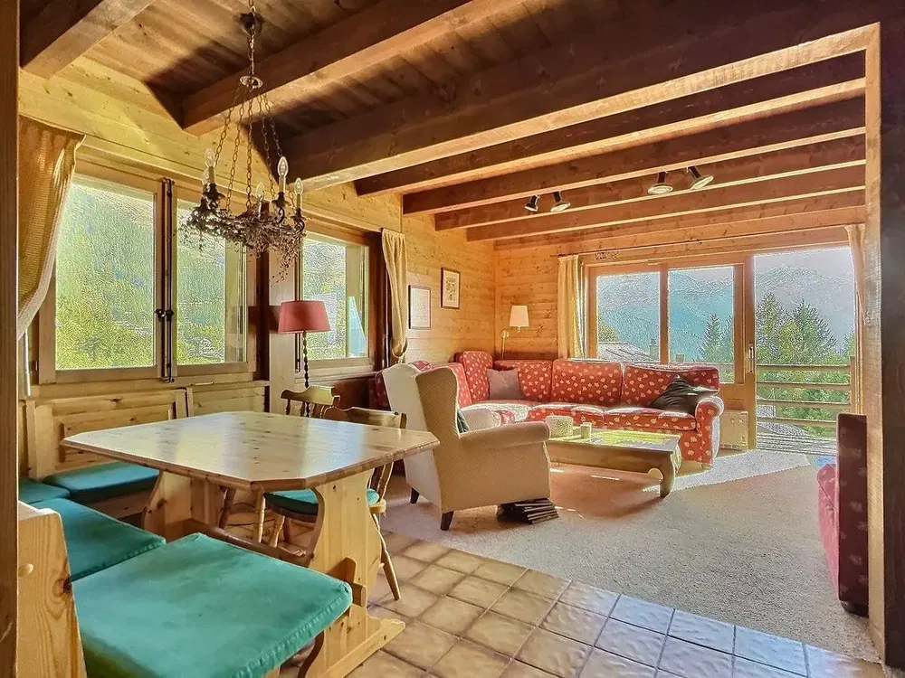 Cozinha; eletrodomésticos, chão de madeira, luz natural, estilo moderno