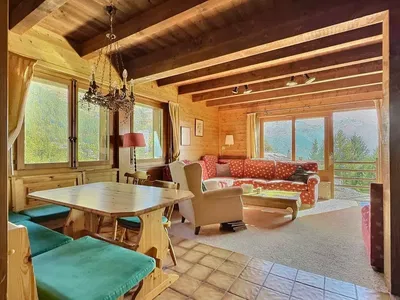 Cozinha; eletrodomésticos, chão de madeira, luz natural, estilo moderno