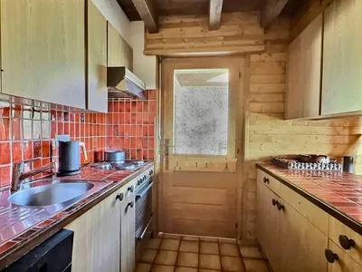 Cozinha; eletrodomésticos, chão de azulejo, luz natural, estilo moderno