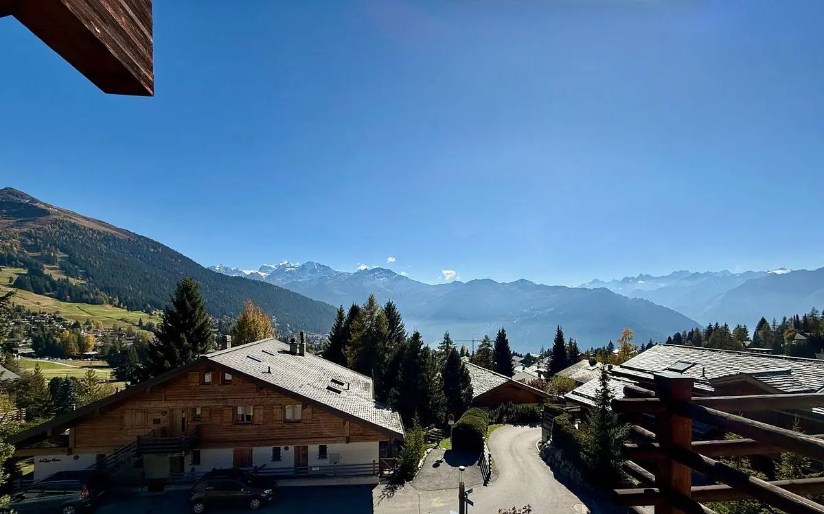 Cozinha; eletrodomésticos, chão de madeira, luz natural, estilo moderno