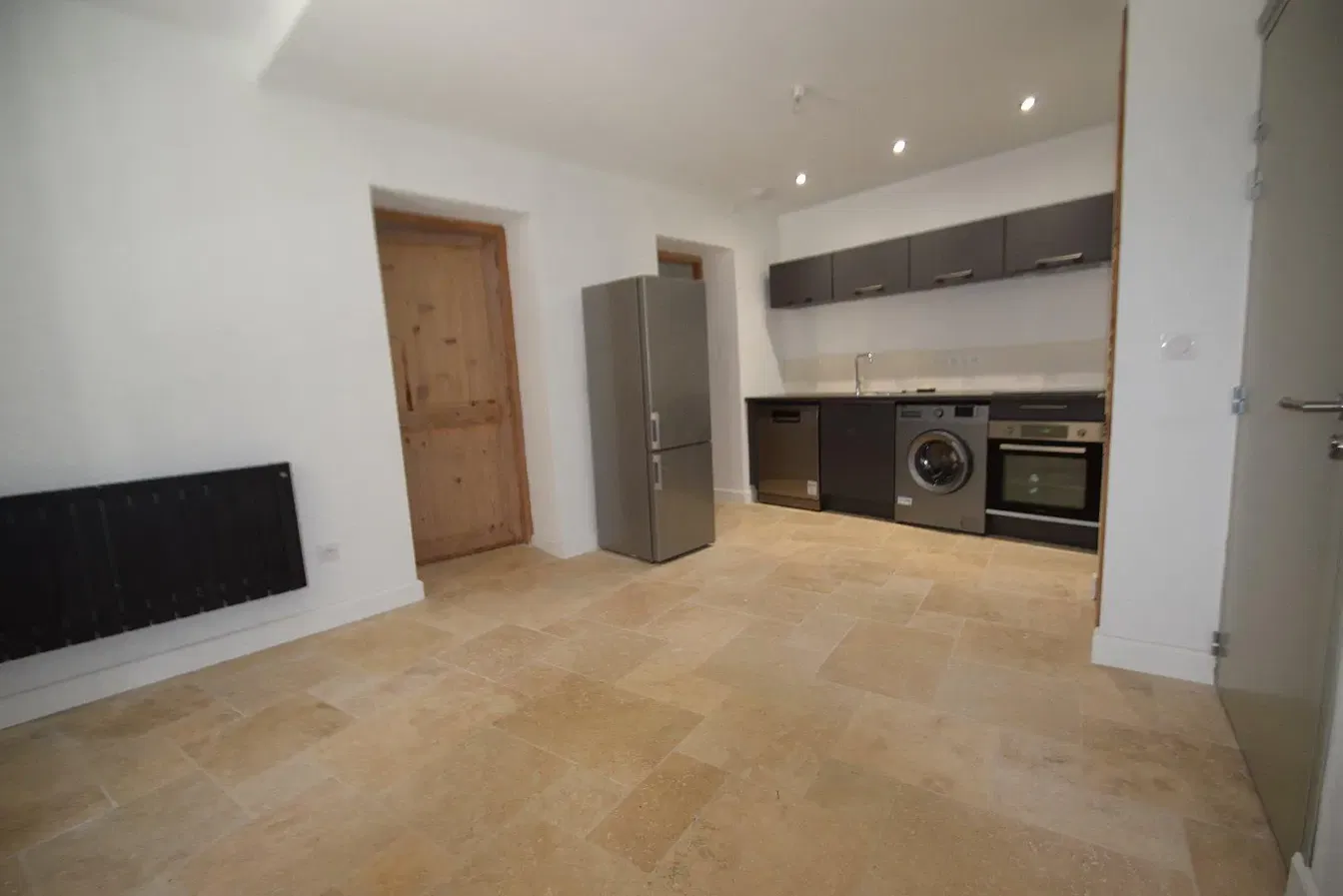 Cuisine; électroménager, parquet, lumière naturelle, style moderne