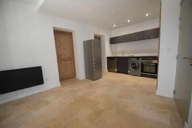 Cocina; electrodomésticos, suelo de madera, luz natural, estilo moderno