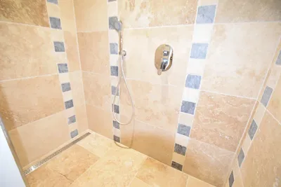 Cuisine; électroménager, parquet, lumière naturelle, style moderne