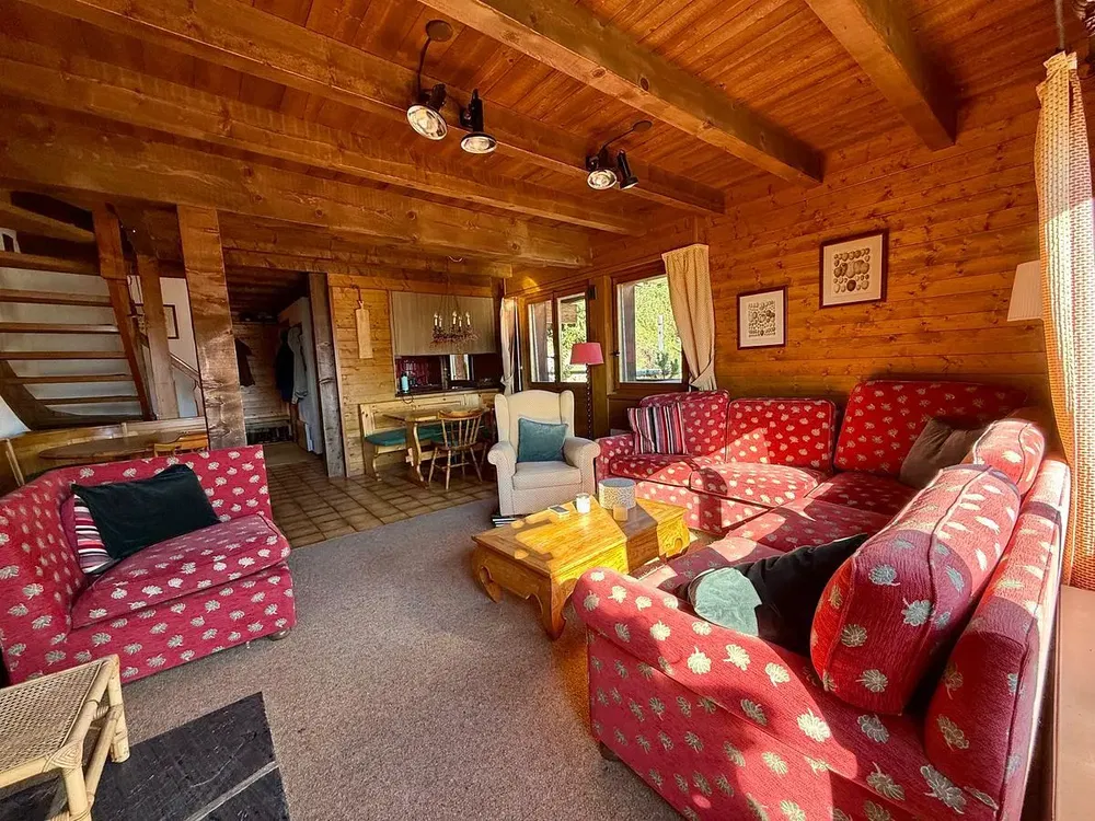 Cozinha; eletrodomésticos, chão de madeira, luz natural, estilo moderno