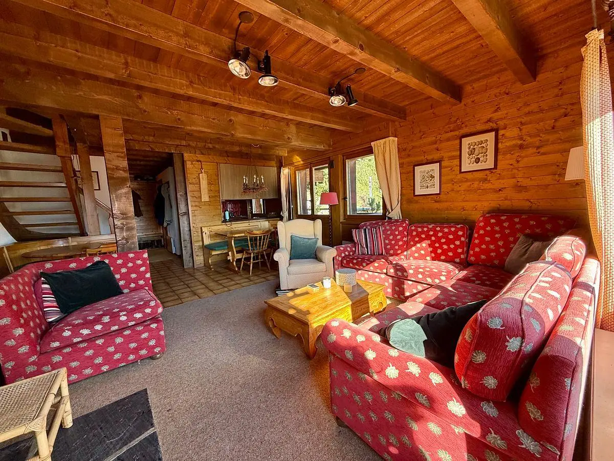 Cozinha; eletrodomésticos, chão de madeira, luz natural, estilo moderno