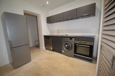 Cocina; electrodomésticos, suelo de madera, luz natural, estilo moderno