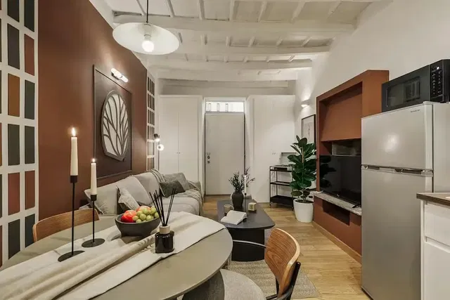 Cocina; electrodomésticos, suelo de madera, luz natural, estilo moderno