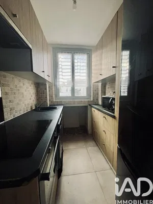 Kuchyně; kuchyňské spotřebiče, dřevěná podlaha, přirozené světlo, moderní styl