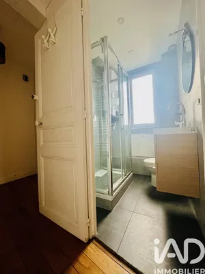 Kuchyně; kuchyňské spotřebiče, dřevěná podlaha, přirozené světlo, moderní styl