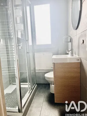 Obývací pokoj; dřevěná podlaha, přirozené světlo, moderní styl