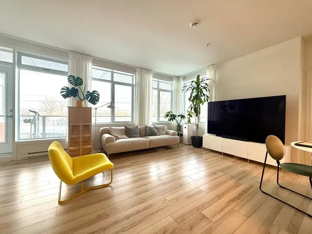 Kuchnia; sprzęt kuchenny, podłoga drewniana, światło dzienne, styl nowoczesny