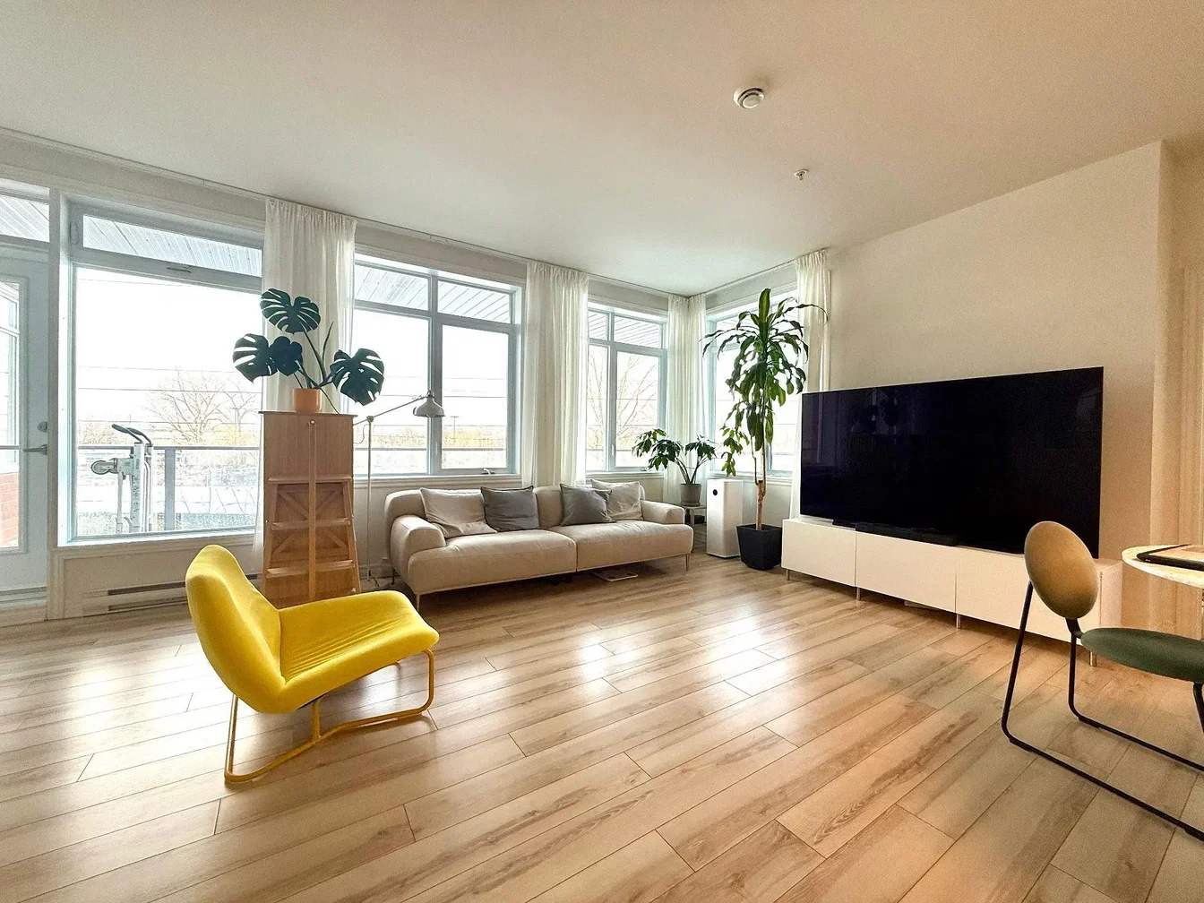 Kuhinja; kućanski aparati, drveni pod, prirodna svjetlost, moderan stil