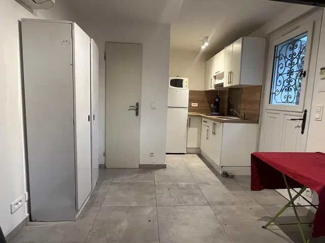 Cuisine; électroménager, parquet, lumière naturelle, style moderne