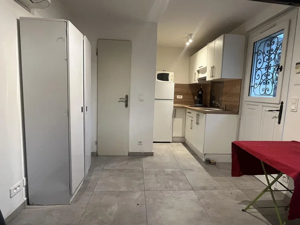 Cuisine; électroménager, parquet, lumière naturelle, style moderne