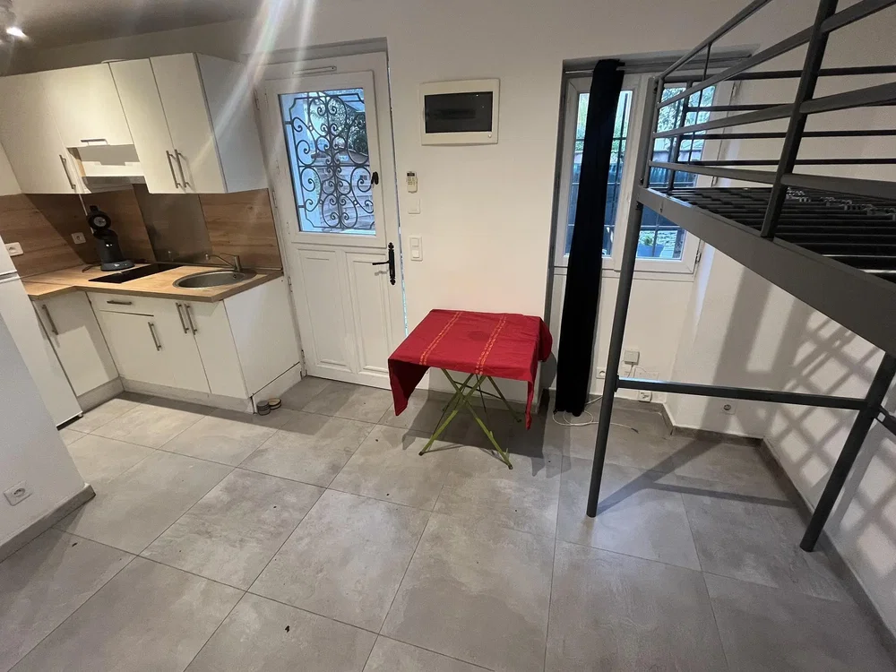 Cuisine; électroménager, parquet, lumière naturelle, style moderne