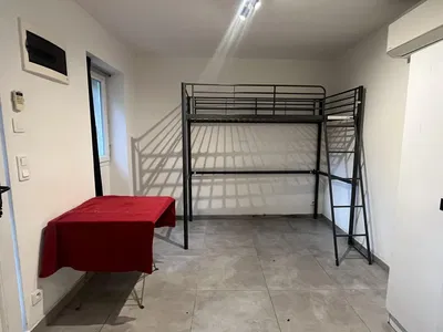 Mutfak; mutfak aletleri, ahşap zemin, doğal ışık, modern stil