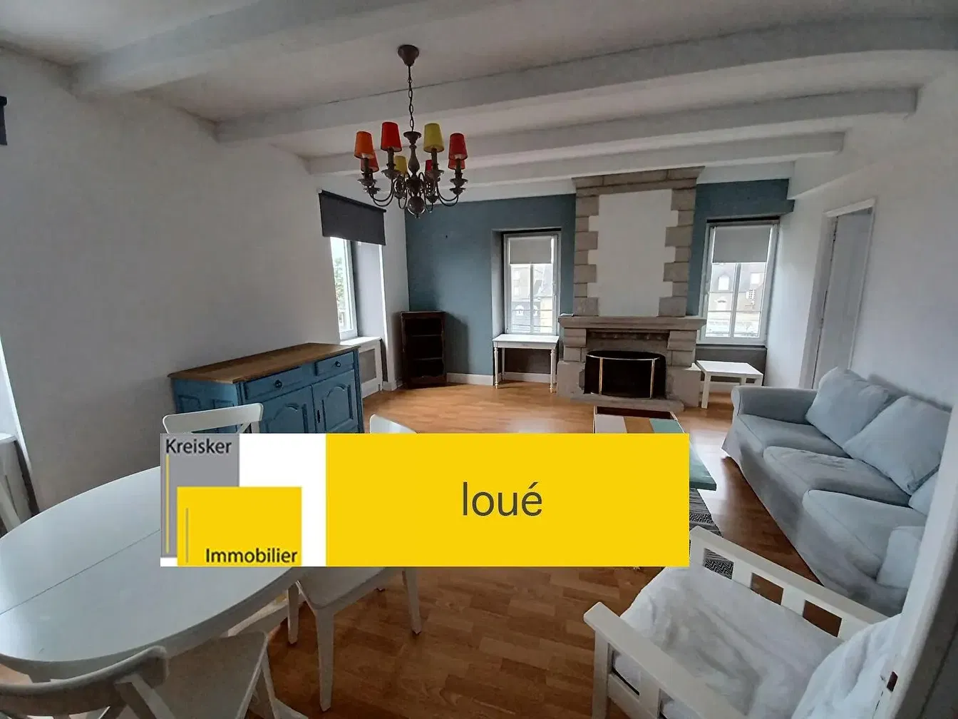 Kuchyně; kuchyňské spotřebiče, dřevěná podlaha, přirozené světlo, moderní styl