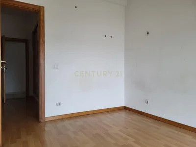 Кухиња; кухињски апарати, плочице, природно светло, модерни стил