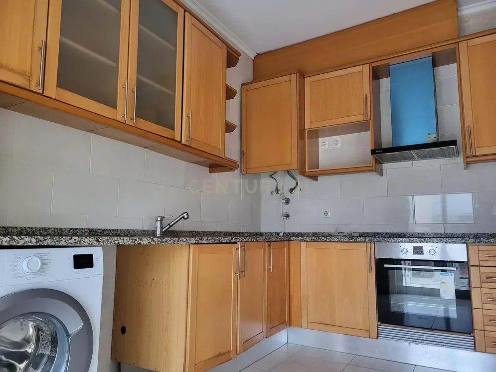 Küche; küchengeräte, holzboden, tageslicht, moderner stil