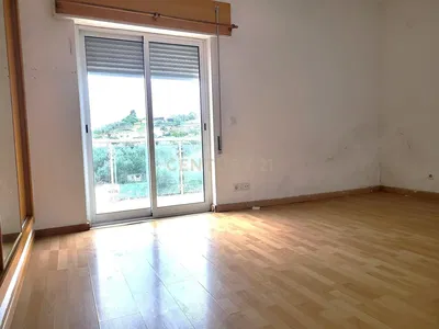 Küche; küchengeräte, holzboden, tageslicht, moderner stil