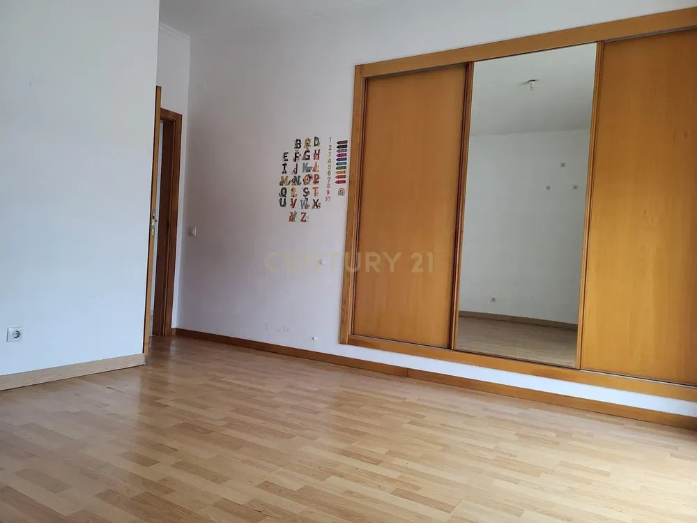 Wohnzimmer; holzboden, tageslicht, moderner stil