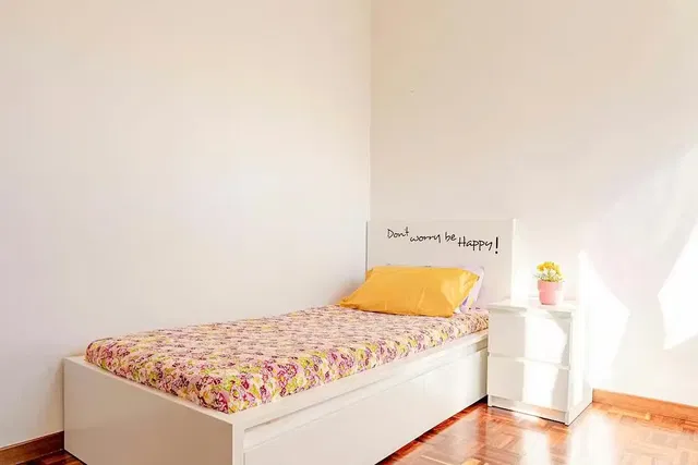 Cuisine; électroménager, parquet, lumière naturelle, style moderne