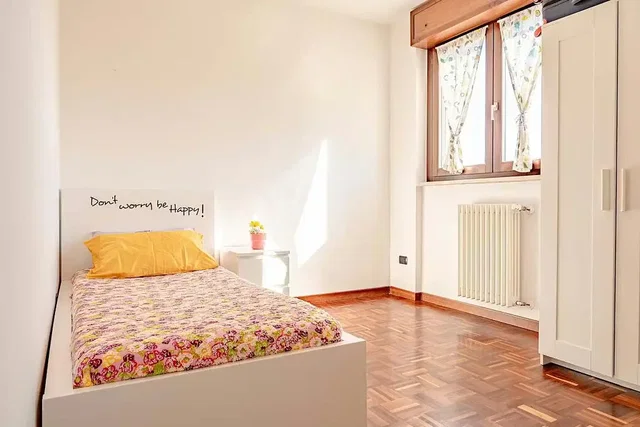 Küche; küchengeräte, holzboden, tageslicht, moderner stil