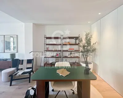 Cucina; elettrodomestici, pavimento in legno, luce naturale, stile moderno