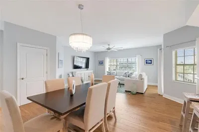 Küche; küchengeräte, holzboden, tageslicht, moderner stil