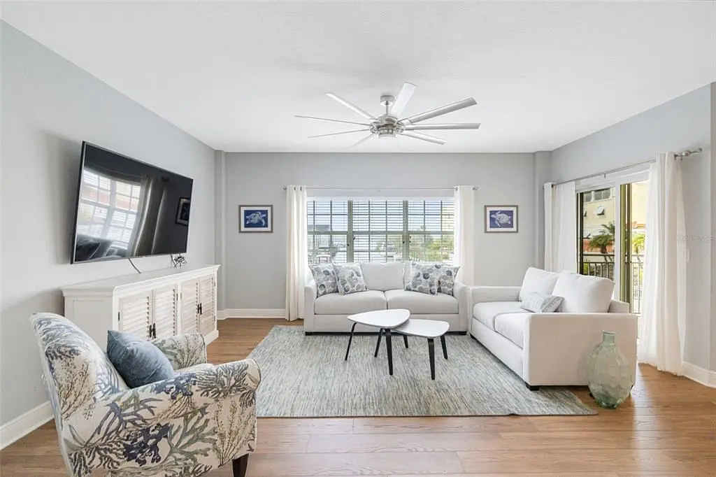 Küche; küchengeräte, holzboden, tageslicht, moderner stil