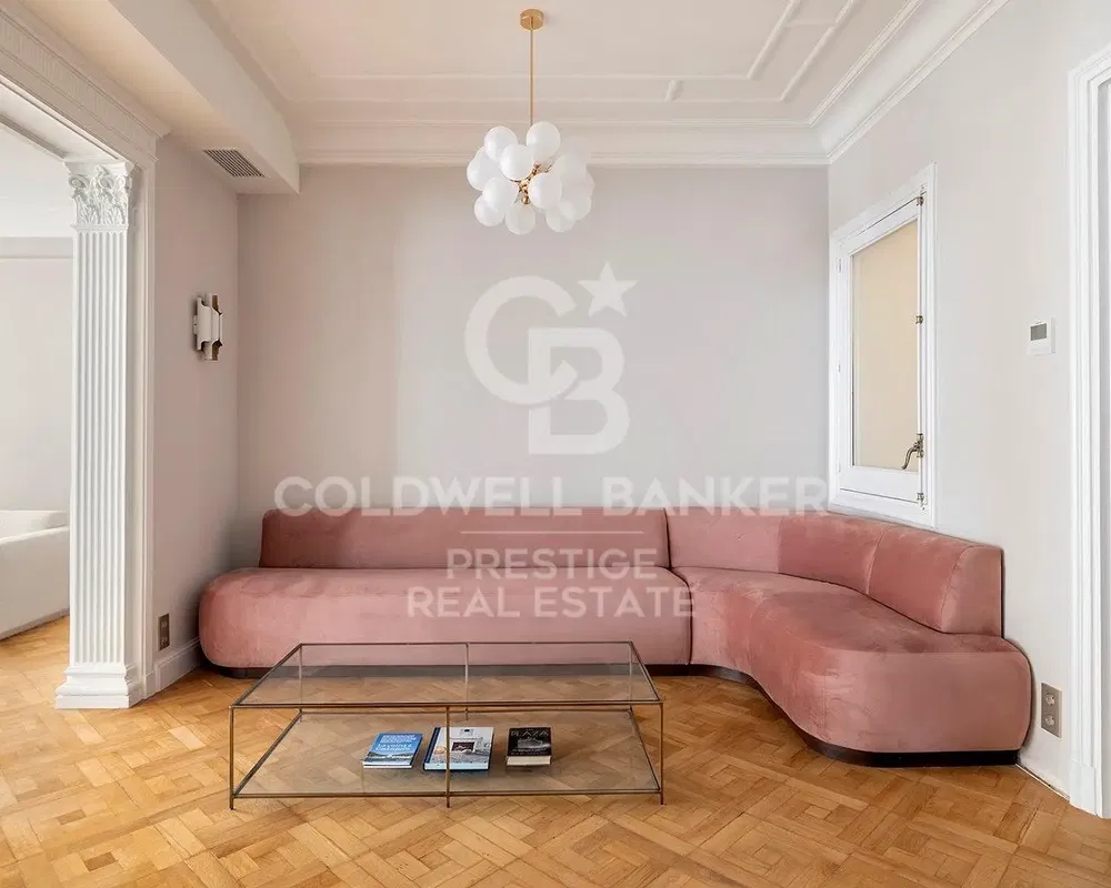 Keuken; keukenapparatuur, houten vloer, natuurlijk licht, moderne stijl