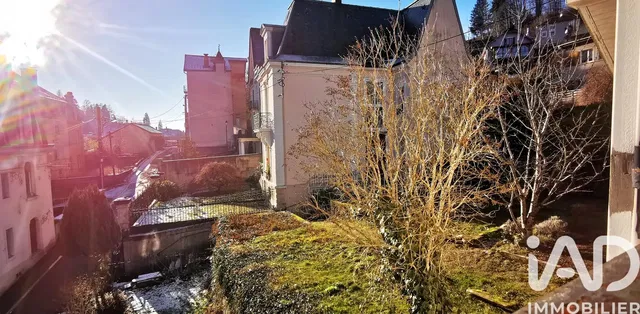 Cozinha; eletrodomésticos, chão de madeira, luz natural, estilo moderno
