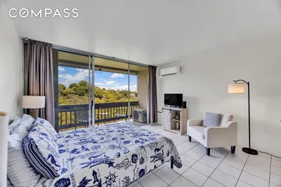 Cucina; elettrodomestici, pavimento in legno, luce naturale, stile moderno