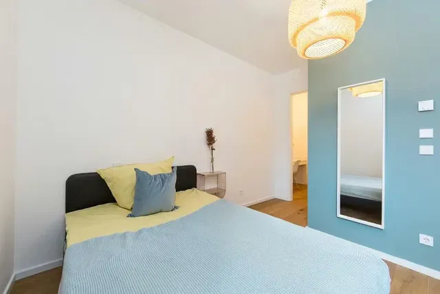 Cuisine; électroménager, parquet, lumière naturelle, style moderne