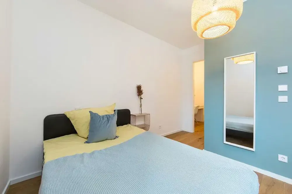 Kuchnia; sprzęt kuchenny, podłoga drewniana, światło dzienne, styl nowoczesny