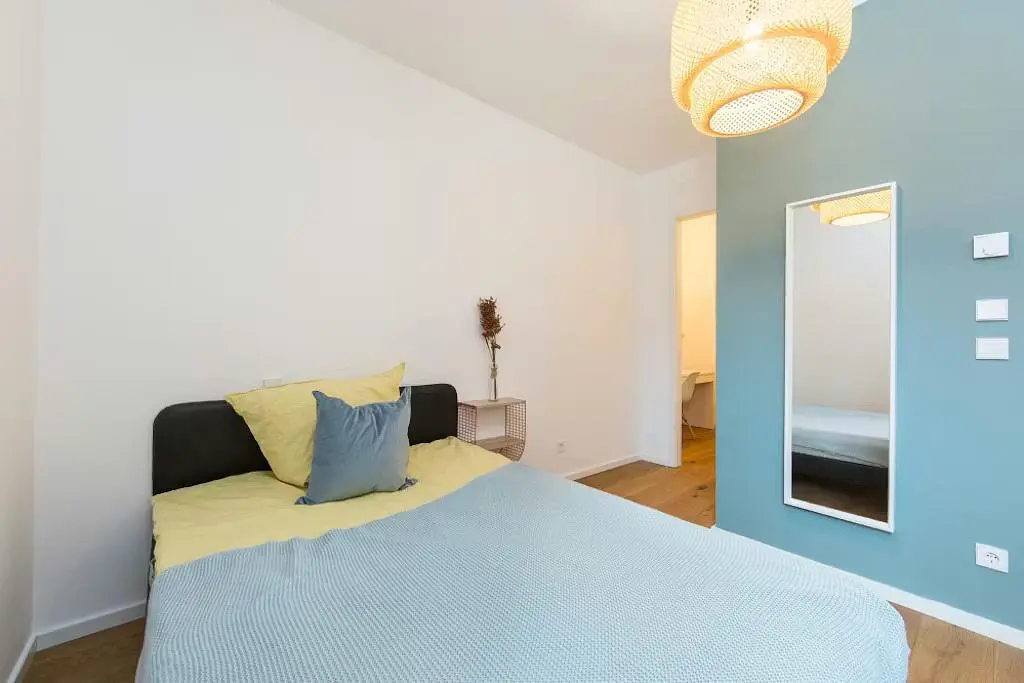 Kuchnia; sprzęt kuchenny, podłoga drewniana, światło dzienne, styl nowoczesny