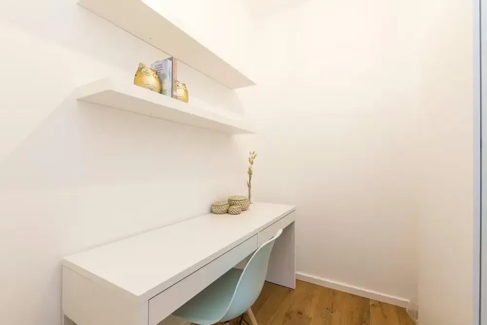 Kuchnia; sprzęt kuchenny, podłoga drewniana, światło dzienne, styl nowoczesny