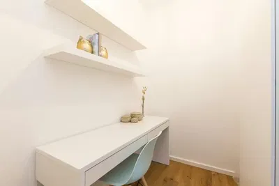 Kuchnia; sprzęt kuchenny, podłoga drewniana, światło dzienne, styl nowoczesny