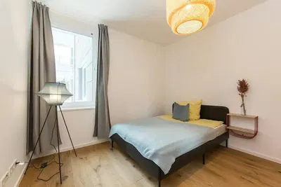 Κουζίνα; συσκευές κουζίνας, ξύλινο πάτωμα, φυσικό φως, μοντέρνο στυλ