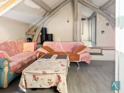 Obývací pokoj; dřevěná podlaha, přirozené světlo, moderní styl