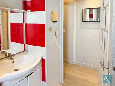 Kuchyně; kuchyňské spotřebiče, dřevěná podlaha, přirozené světlo, moderní styl