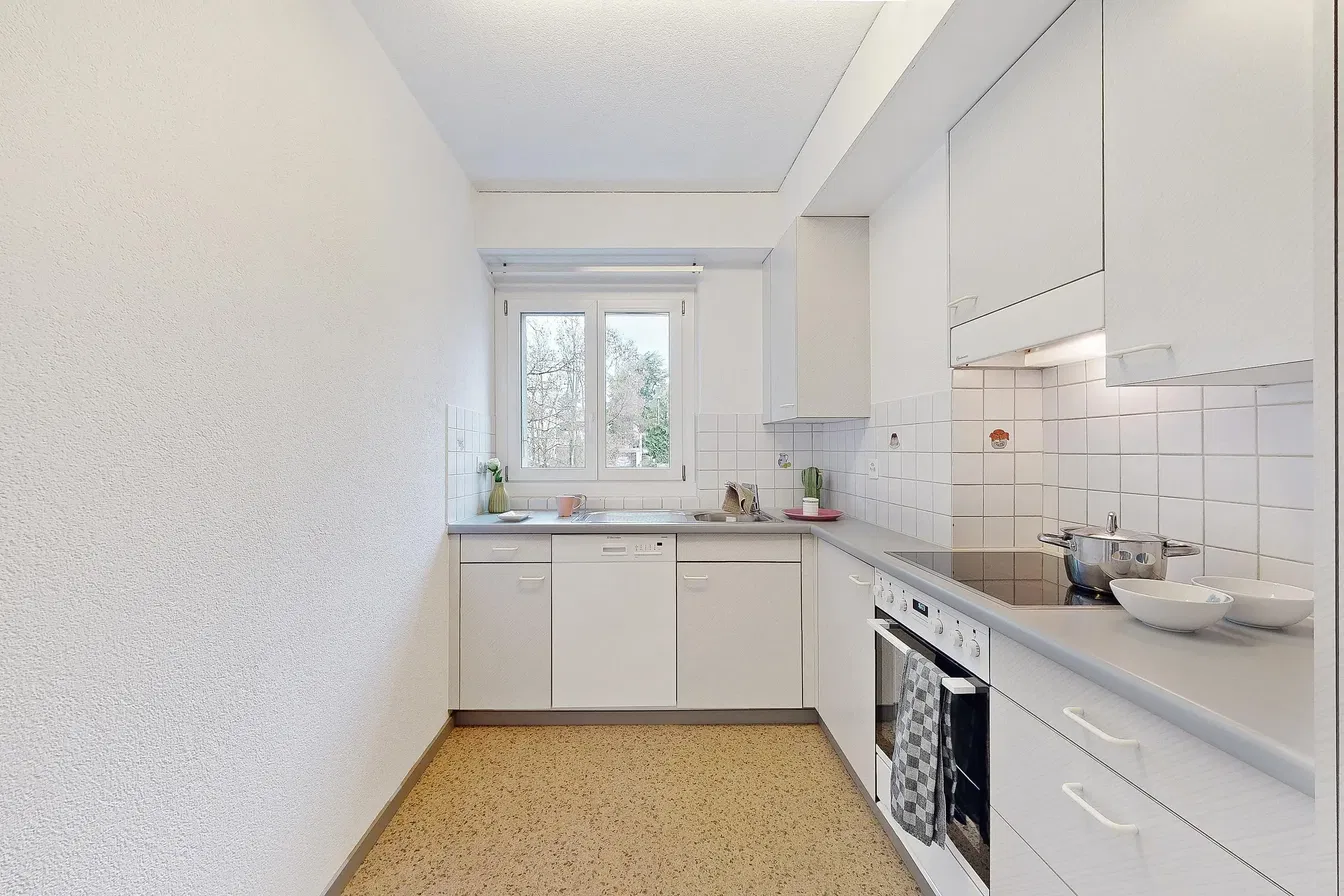 Cucina; elettrodomestici, pavimento in legno, luce naturale, stile moderno