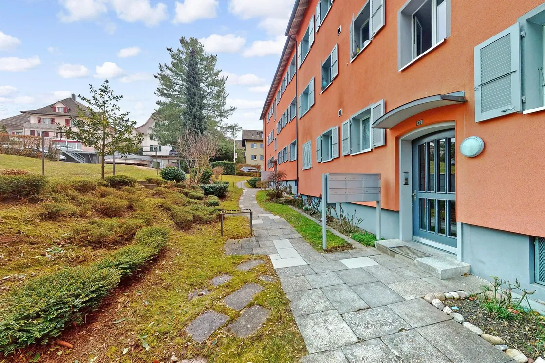 Cucina; elettrodomestici, pavimento in legno, luce naturale, stile moderno