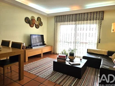 Kuchyně; kuchyňské spotřebiče, dřevěná podlaha, přirozené světlo, moderní styl