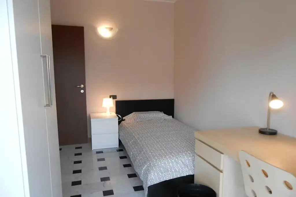 Küche; küchengeräte, holzboden, tageslicht, moderner stil