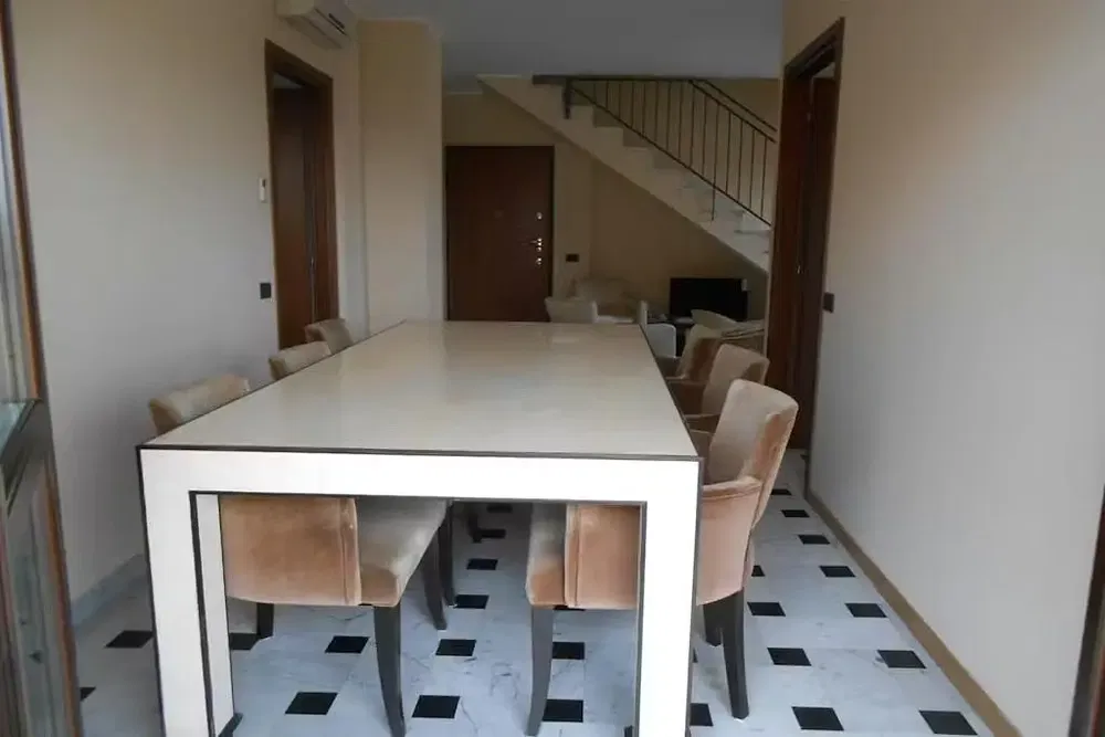 Cuisine; électroménager, parquet, lumière naturelle, style moderne