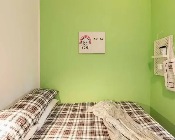 Cuisine; électroménager, parquet, lumière naturelle, style moderne