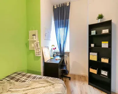 Kuchyně; kuchyňské spotřebiče, dřevěná podlaha, přirozené světlo, moderní styl